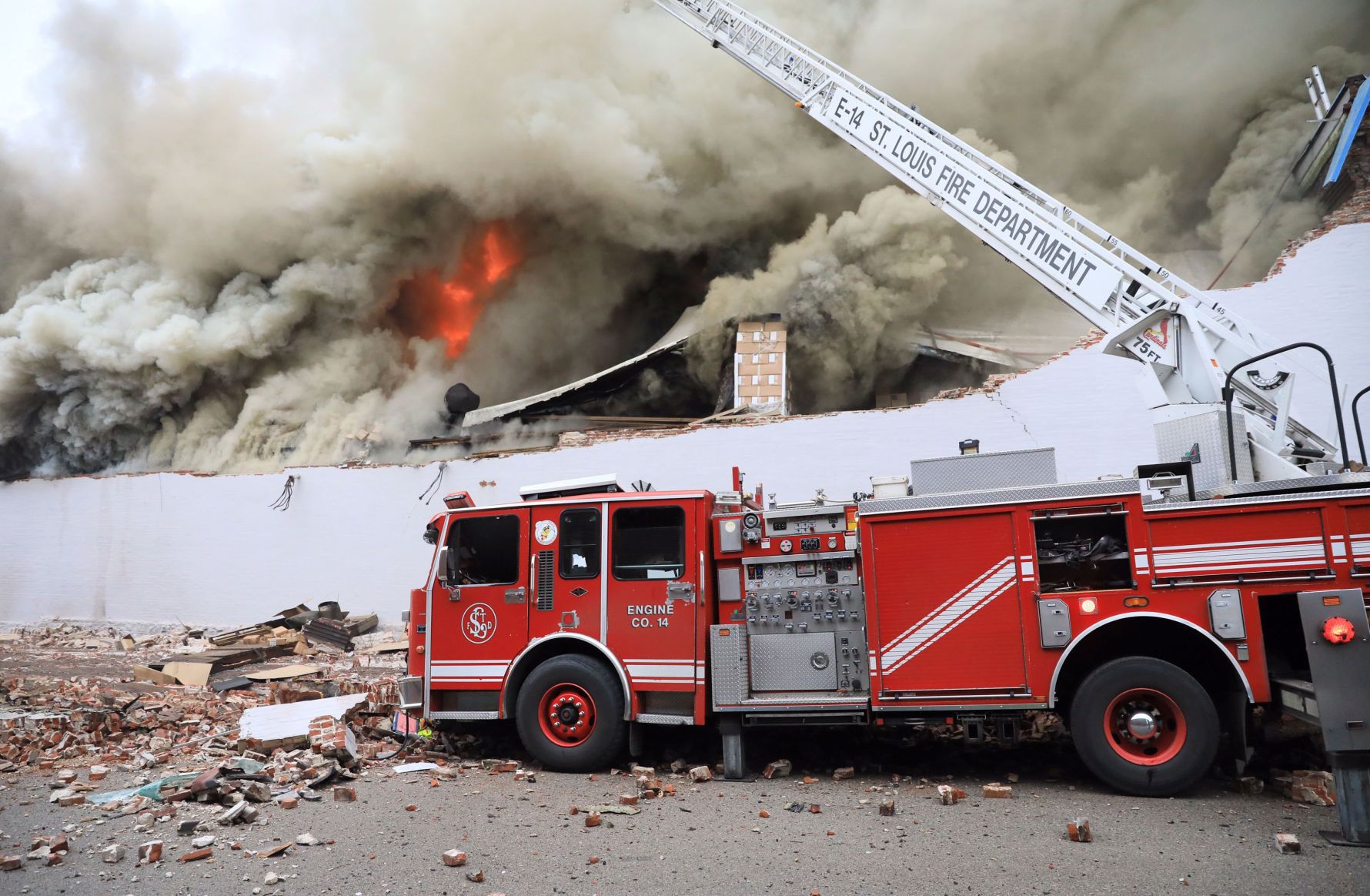 St. Louis fire fighters battle a 5-alarm warehouse fire